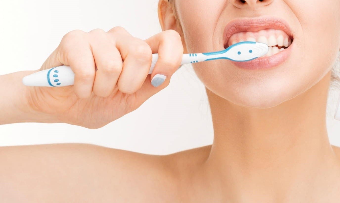  Vệ sinh răng miệng không tốt là nguyên nhân gây ra nhiệt lưỡi 